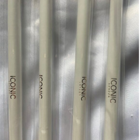 Iconic London 4 pc Brush Set & Drawstring Bag Caught‎ My Eye Brush Set

A - Picture 4 of 4